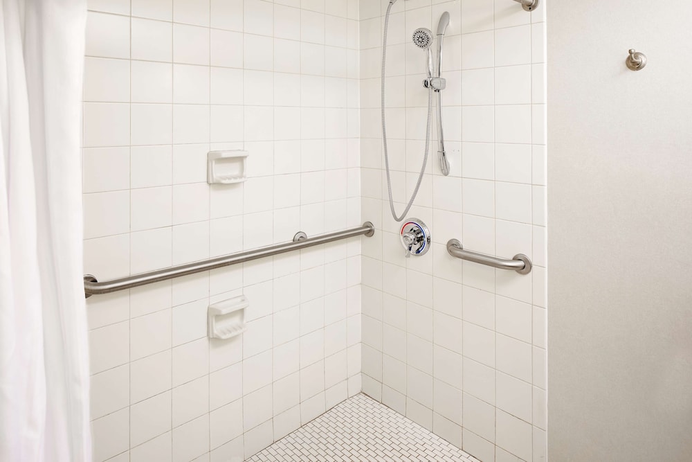 Room, 1 Queen Bed, Accessible (Roll-in Shower, Nonsuite) - Photo 6