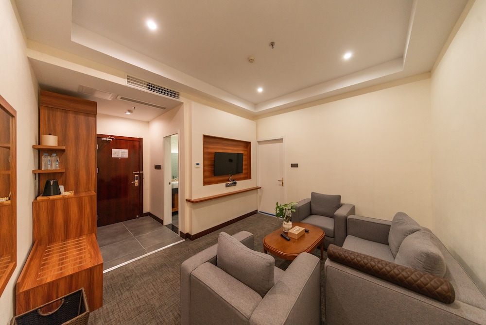 Suite, 1 Bedroom - Photo 2