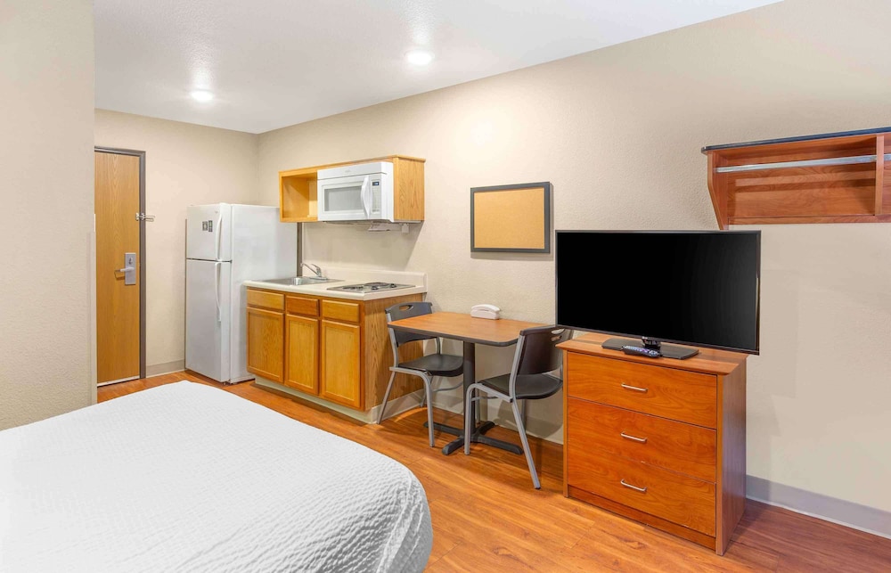 Standard Studio, 1 Double Bed, Non Smoking, Refrigerator & Microwave photo 3