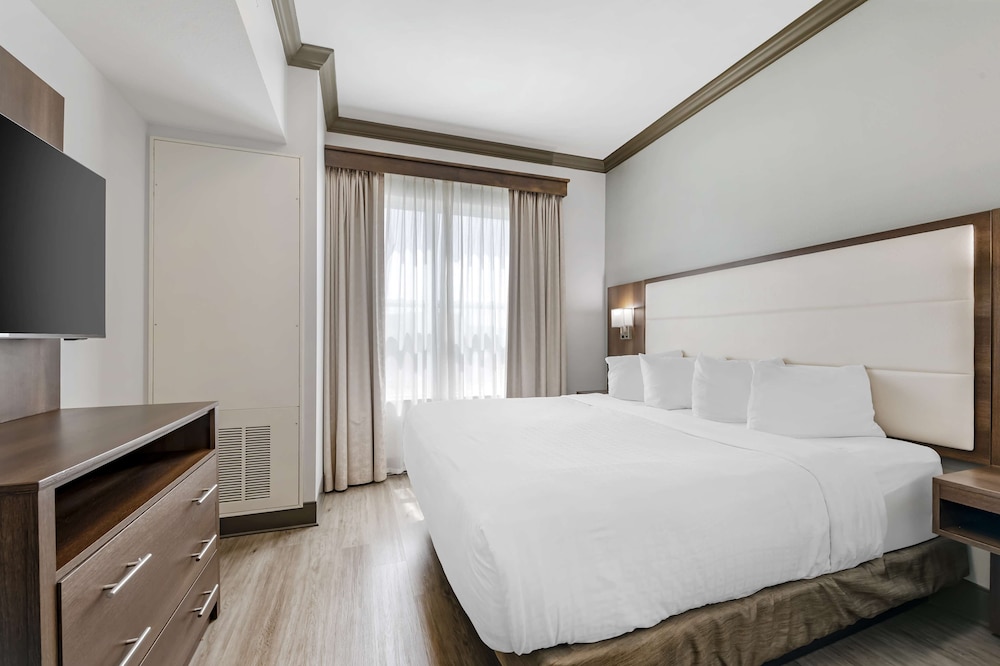 Executive Suite, 1 King Bed, Non Smoking, Refrigerator & Microwave - Photo 3