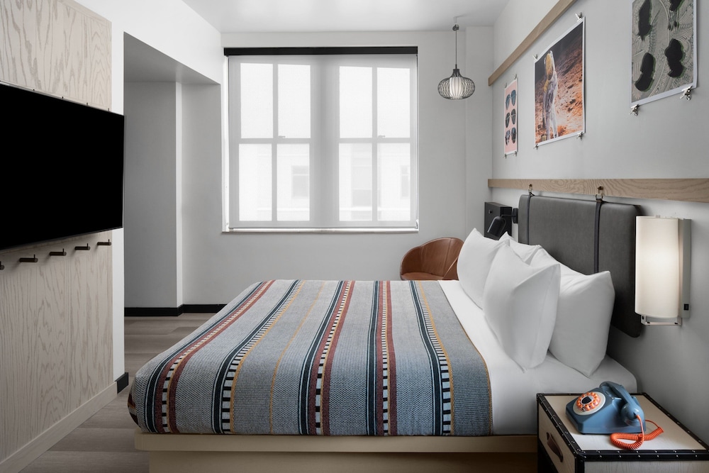 Standard Room, 1 King Bed (Mobility/Hearing Access, Roll-In Shwr) - Photo 4