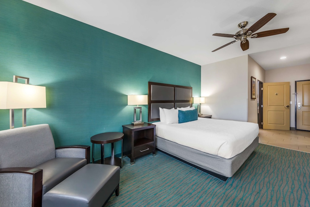 Standard Room, 1 King Bed, Accessible, Bathtub photo 2