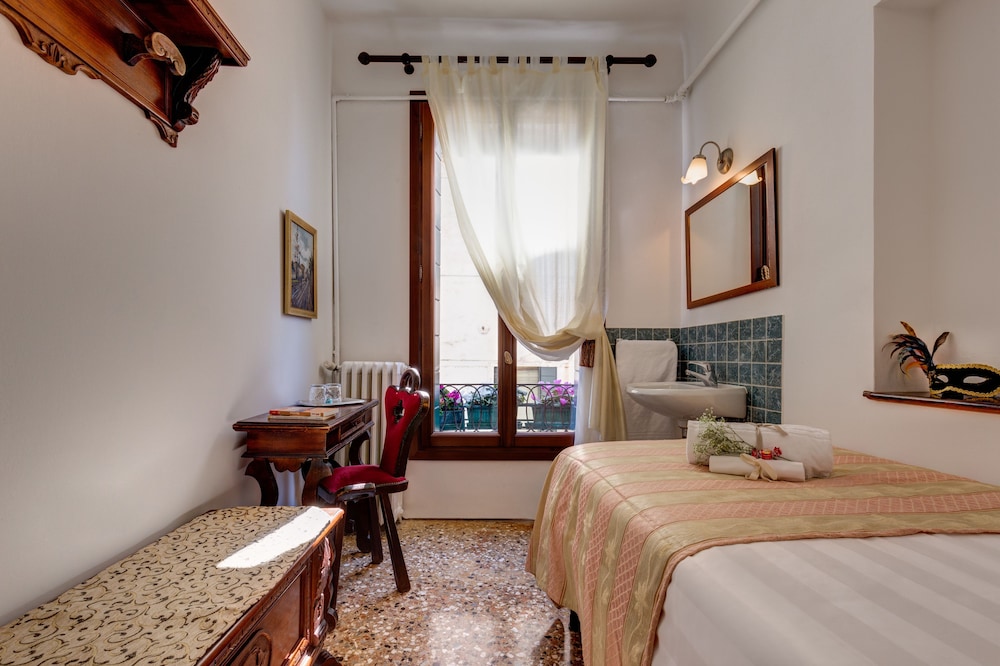 Single Room with Shared Bathroom photo 2