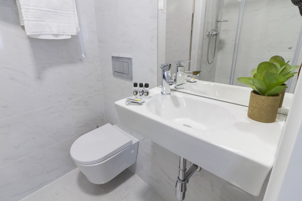 Classic Suite, Private Bathroom photo 3