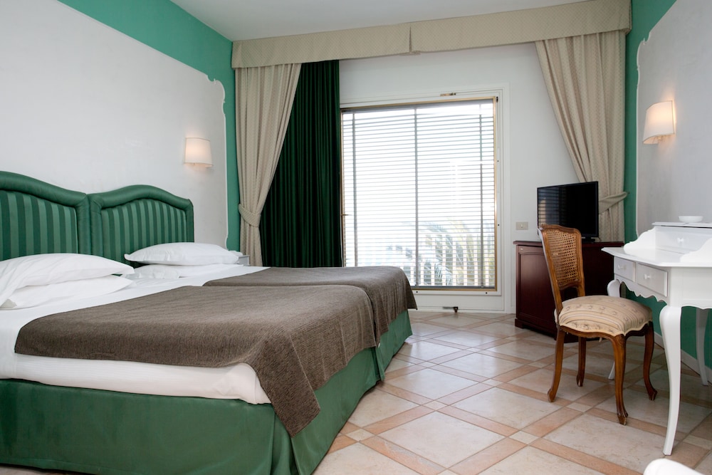 Superior Double or Twin Room, Balcony, Sea View photo 3
