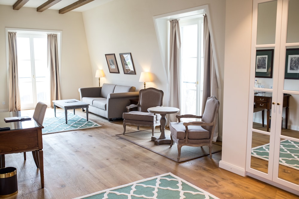 Deluxe Suite photo 2