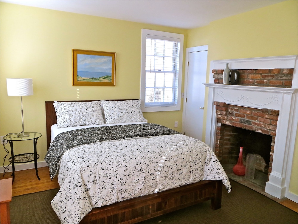 Classic Room, 1 Queen Bed photo 2