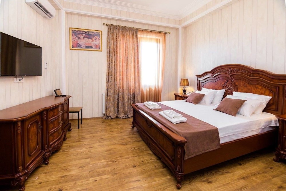 Classic Double Room, 1 Queen Bed with Sofa bed, City View photo 1