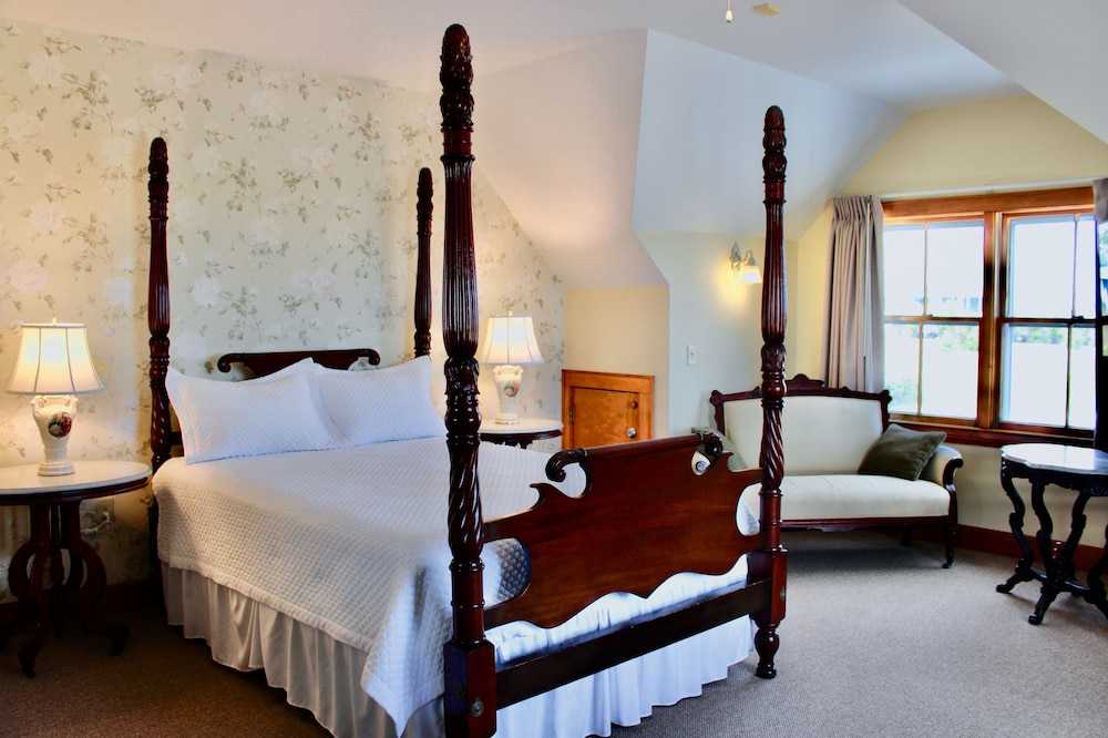 Room, 1 Queen Bed, Non Smoking, Partial Ocean View