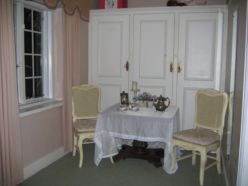 Victorian Bridal Suite photo 2