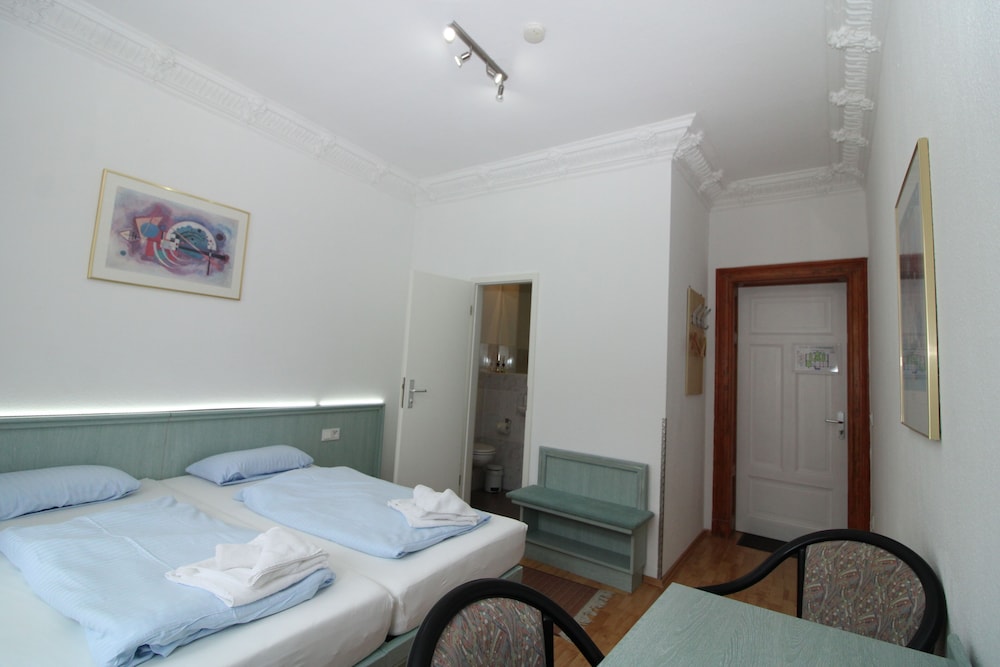 Basic Double Room, Non Smoking - Photo 6