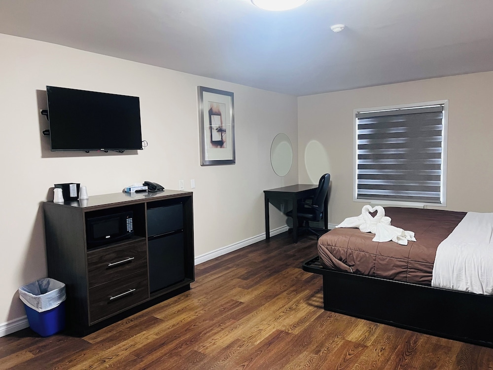 Standard Room, 1 King Bed, Jetted Tub photo 2