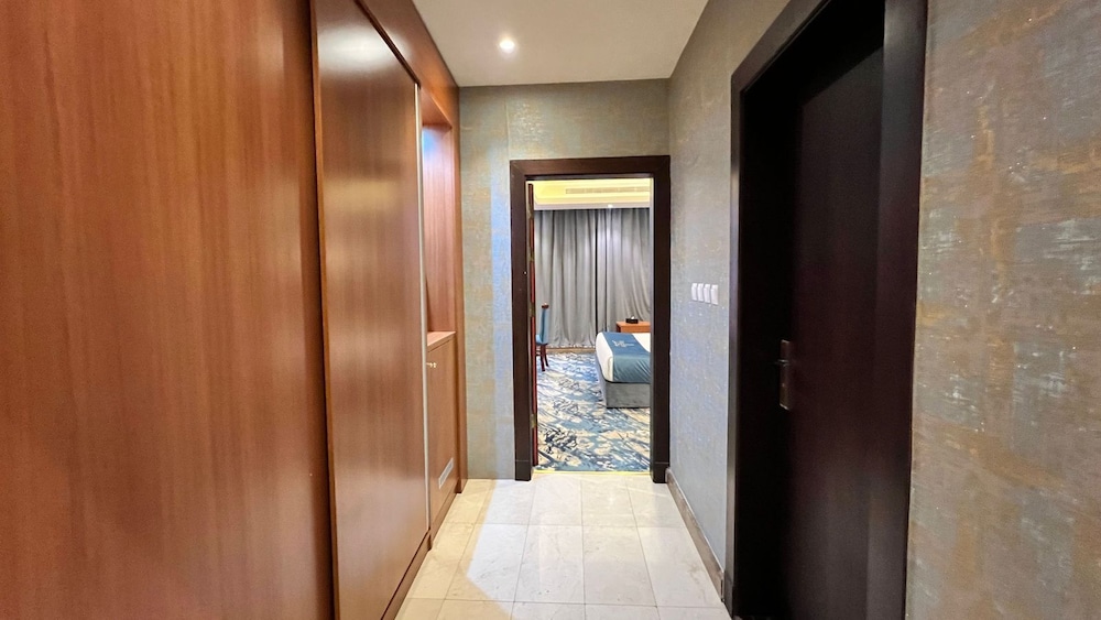 Deluxe Suite, 1 King Bed - Photo 7