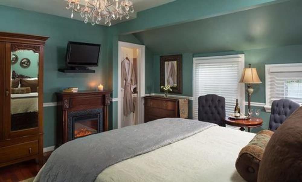 Room (6 Captain Henry)