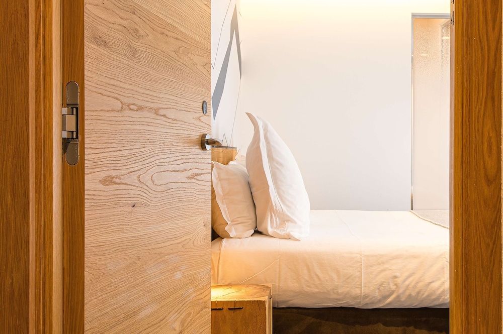 Deluxe Room, 1 King Bed, Non Smoking, Mountain View photo 3