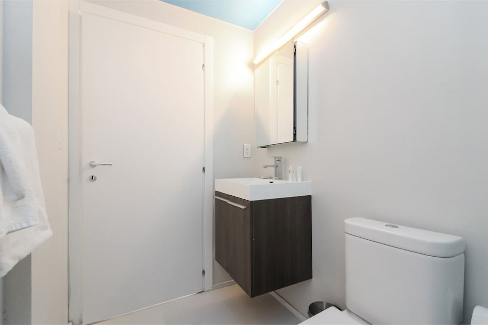 Adjacent Four Bed Four Bath Apartment thumbnail 6