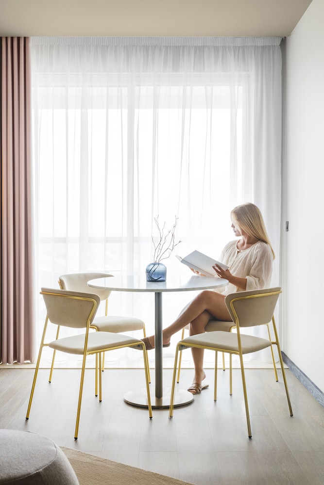 Suite - Photo 1