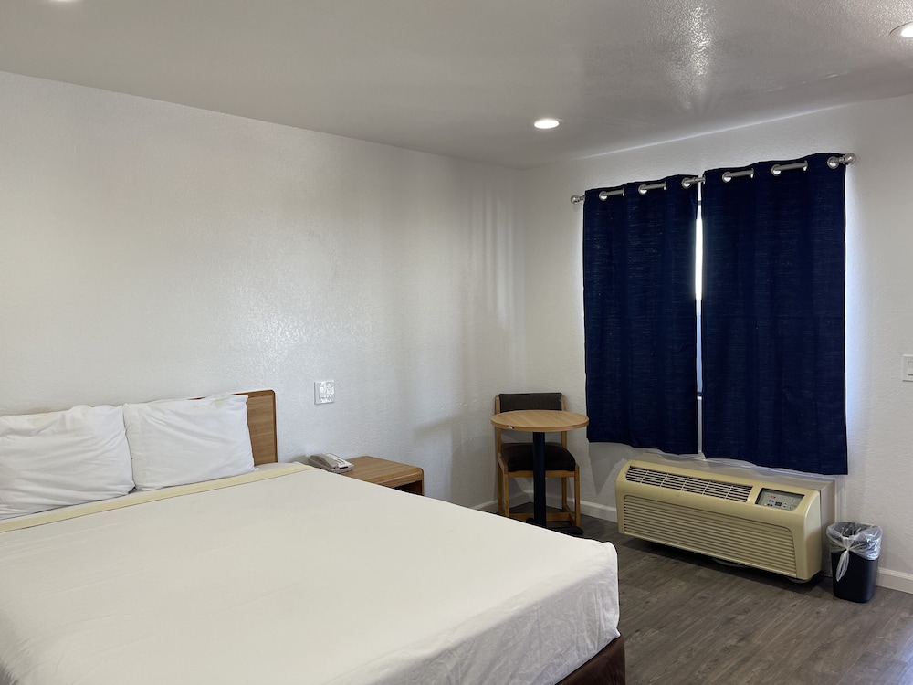 Basic Room, 1 Queen Bed, Smoking, Refrigerator photo 2