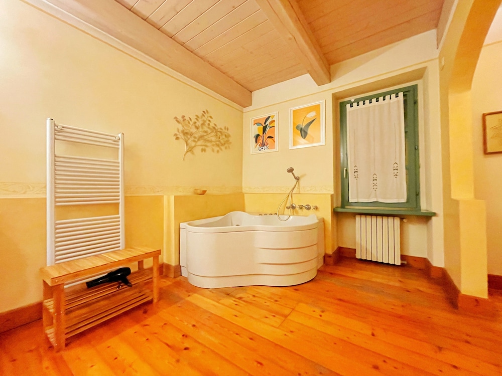 Deluxe Quadruple Room, 1 Bedroom, Private Bathroom photo 3
