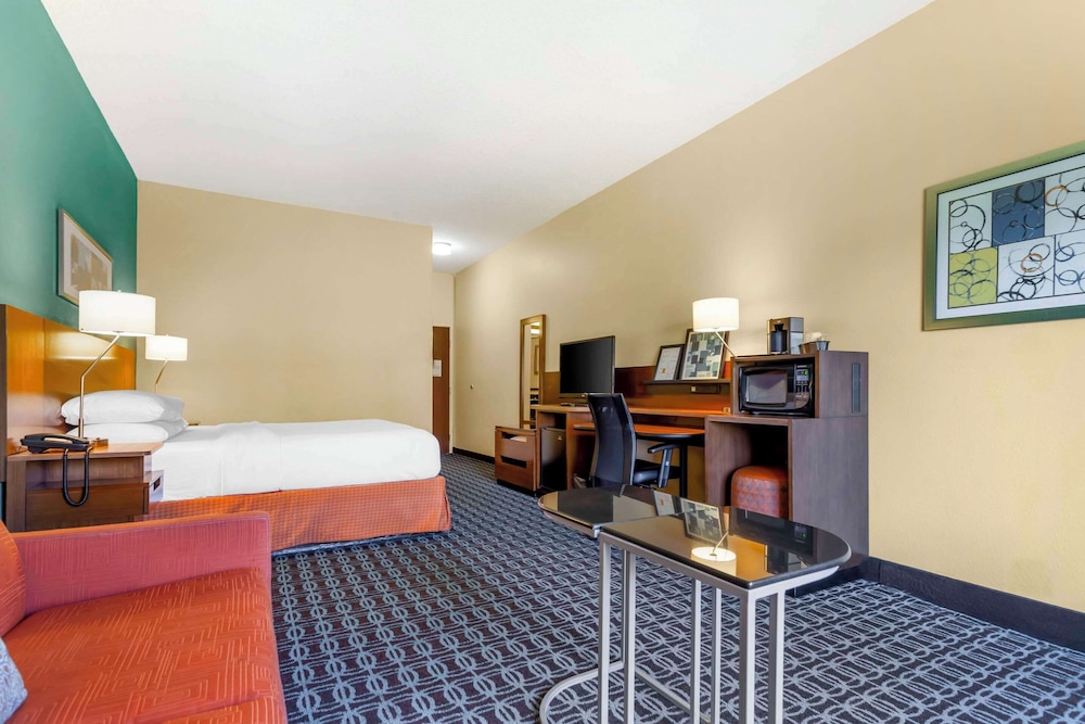 Room, 1 King Bed, Non Smoking (Efficiency) - Photo 4
