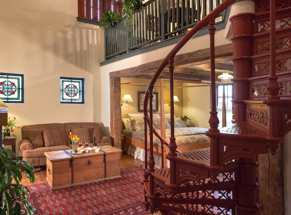 Deluxe Suite, 1 King Bed, Fireplace