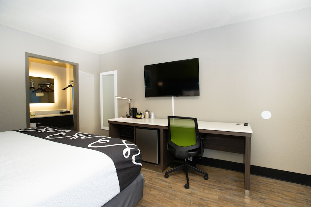Standard Room, 1 King Bed, Accessible, Bathtub - Photo 2