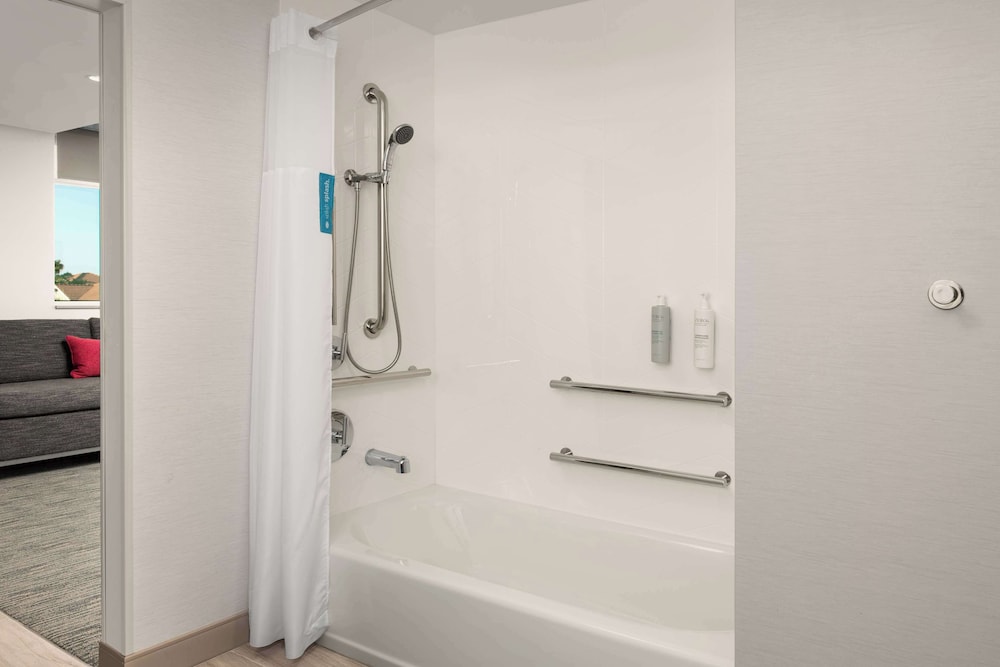 Studio Suite, 1 King Bed, Balcony, Accessible (Mobility & Hearing), Bathtub - Photo 2