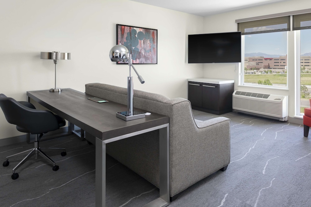 Junior Suite, 1 King Bed (Drinks/ Snacks) - Photo 3