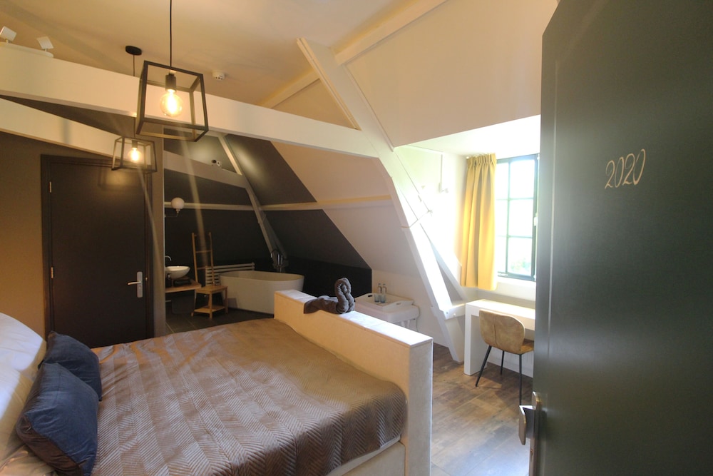 Deluxe Double or Twin Room photo 3