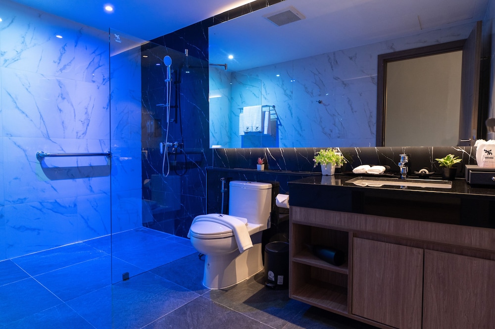 Standard Twin Bed with Shower - Photo 2