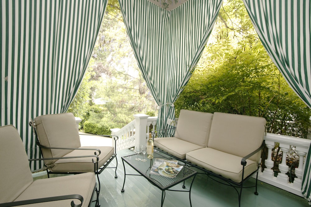 Deluxe Room, 1 Queen Bed, Garden View photo 3