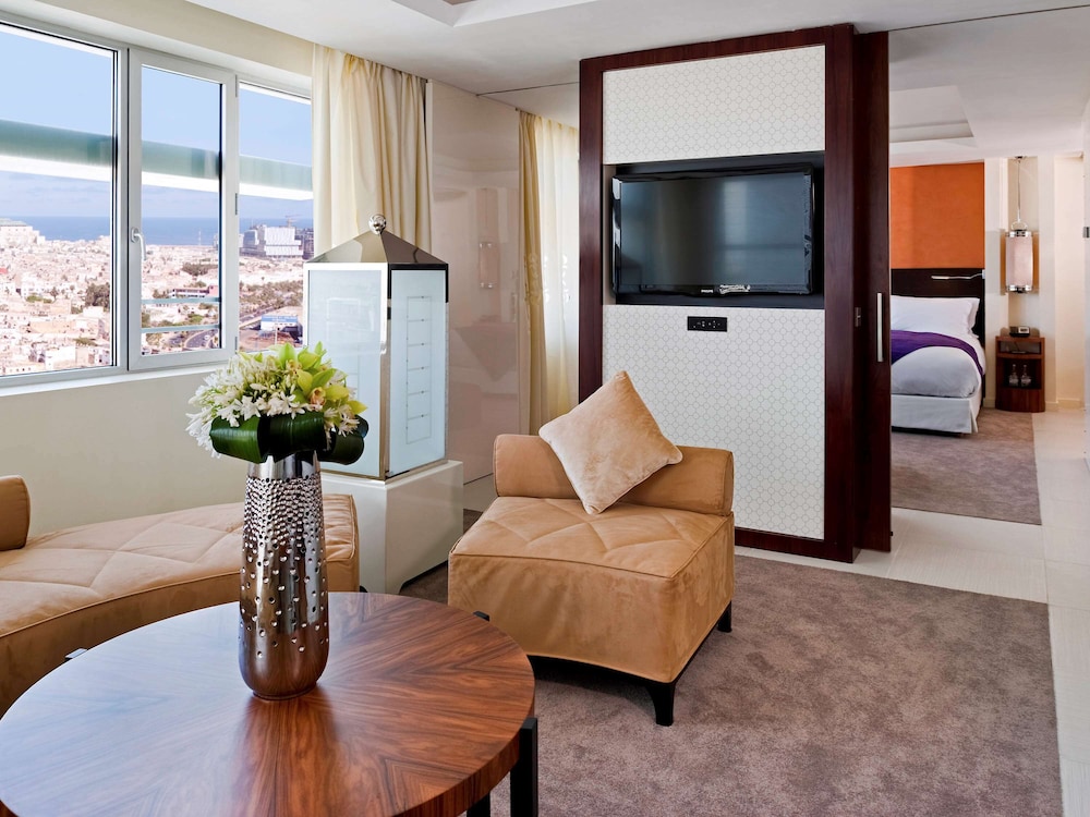Suite, 1 King Bed - Photo 1