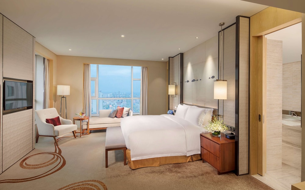 Premier Room, 1 King Bed photo 3