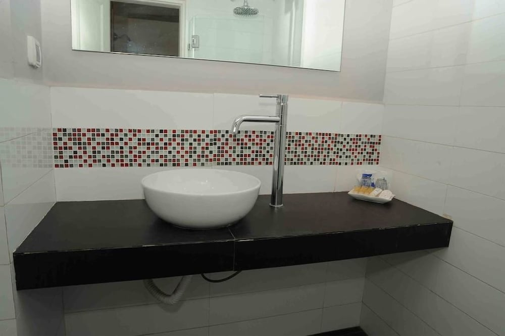Economy Double or Twin Room, Ocean View photo 3