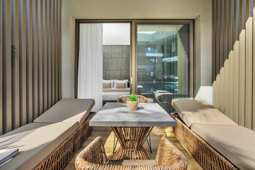 Deluxe Double Room, Pool View photo 2