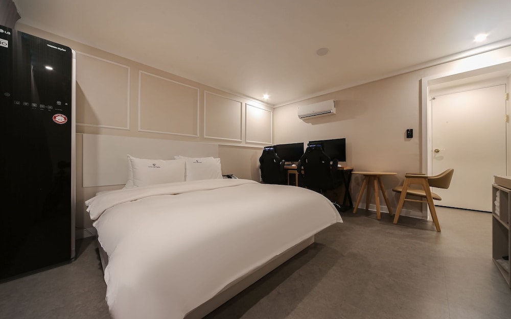 Room (Suite-service breakfast/gaming chair ) photo 3