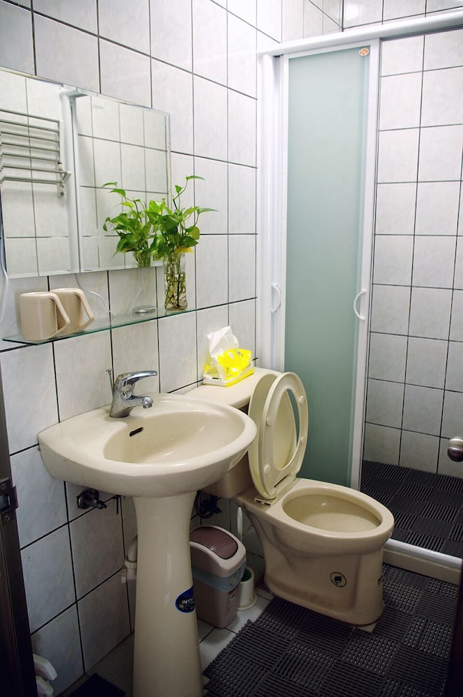 Basic Double Room, Shared Bathroom photo 3