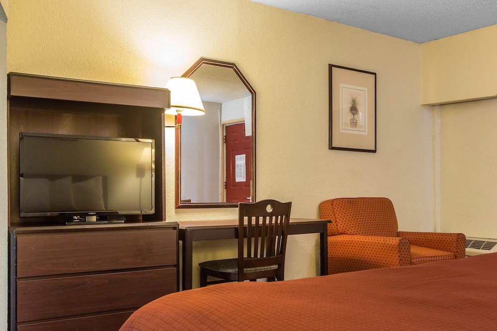 Standard Room, 1 King Bed, Smoking - Photo 1