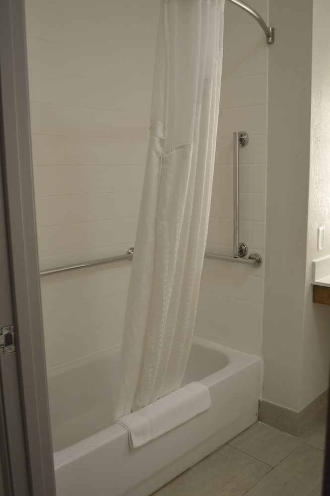 Room, 1 King Bed (Communications Accessible) - Photo 4