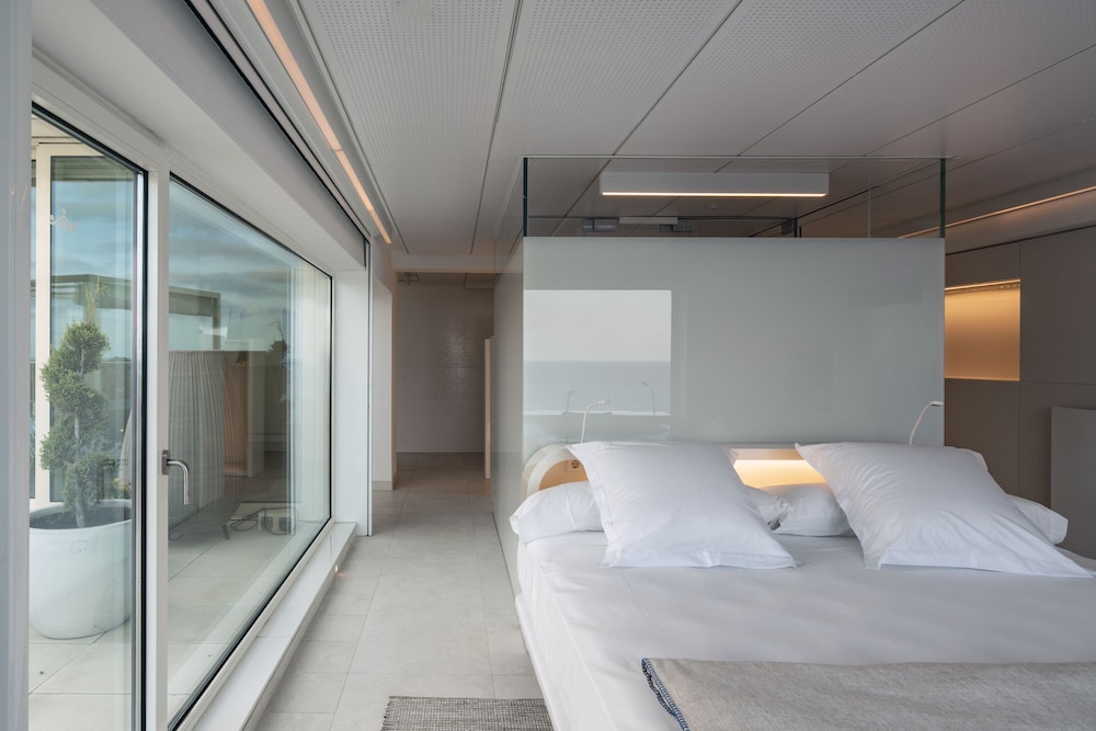Suite - Photo 1