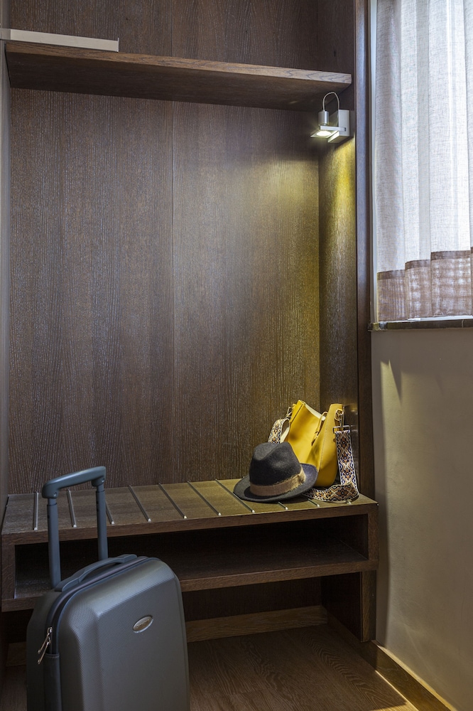 Twin Room - Photo 11