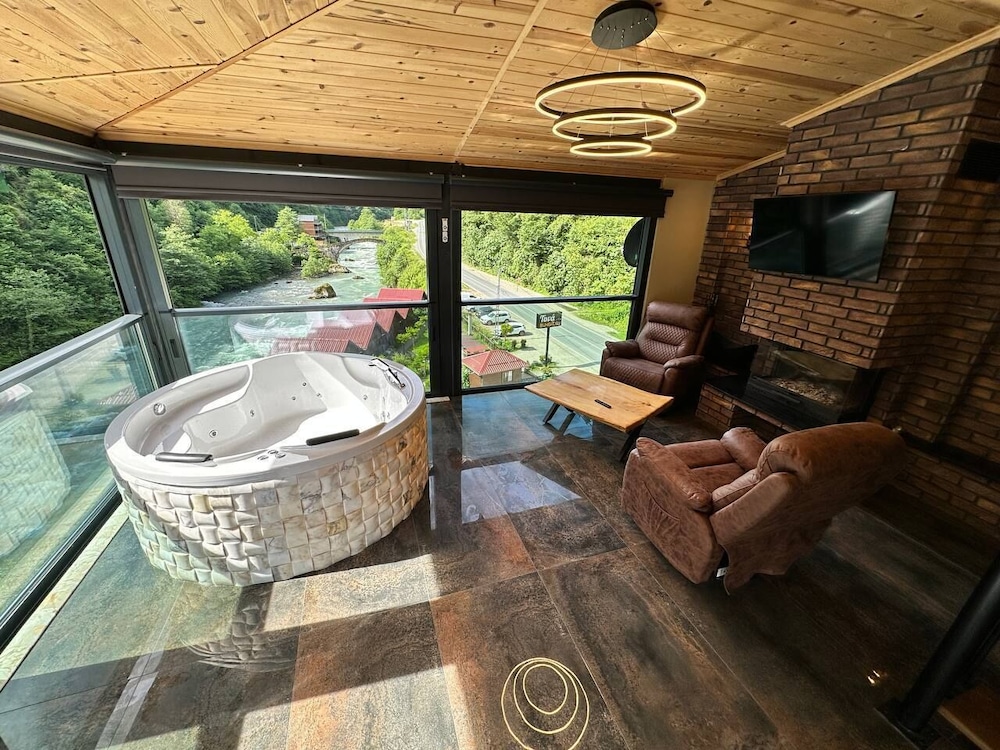 Honeymoon Condo, 2 Bedrooms, Non Smoking, River View