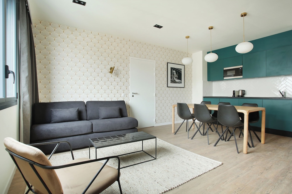 Large 1 Bedroom Apartment with Sofa Bed - Photo 1