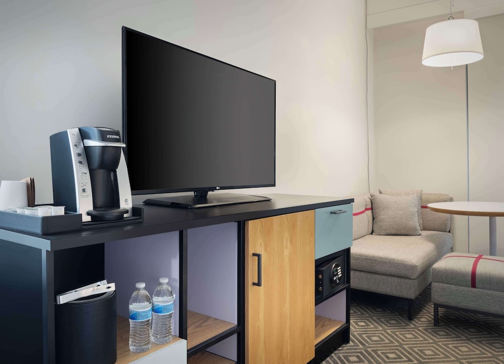 Room, 2 Queen Beds, Accessible, Corner (Mobility & Hearing) - Photo 3