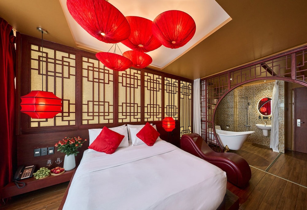 Honeymoon Double Room, Bathtub, City View