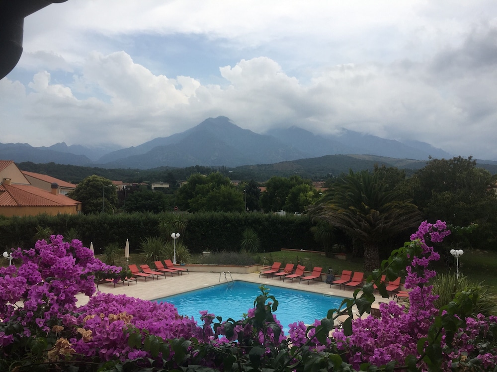 Classic Room, 1 King Bed, Non Smoking, Mountain View - Photo 2