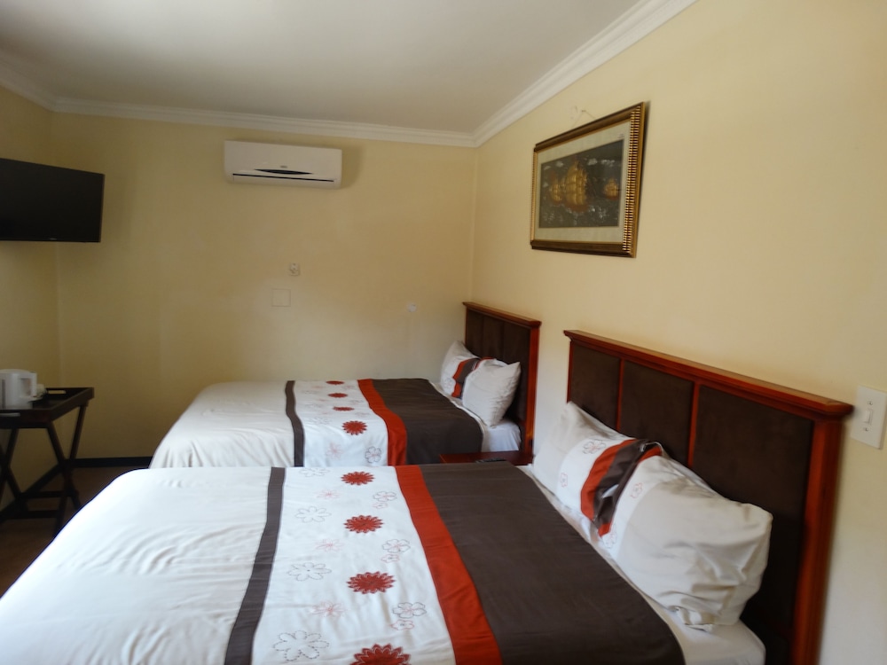 En-suite Double Room - 2 Double Beds photo 1