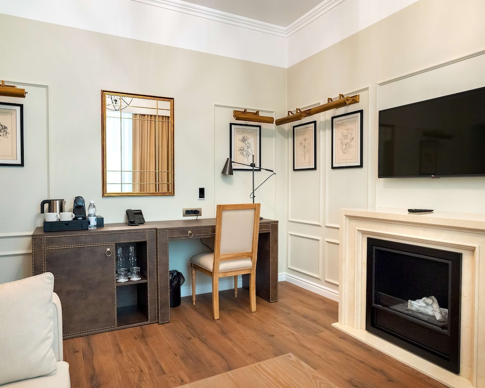 Deluxe Suite, 1 King Bed, Non Smoking, Bathtub (Living Room) - Photo 1