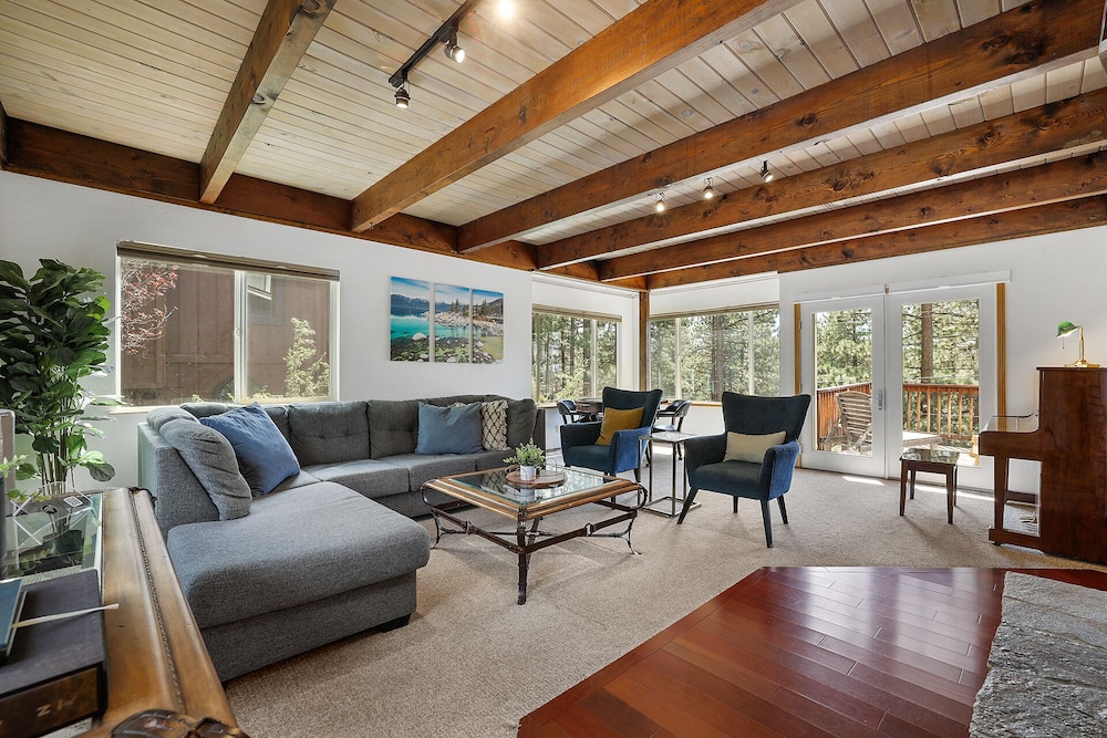 House, Multiple Beds, Fireplace, Mountain View (Hall Court Manor) photo 2