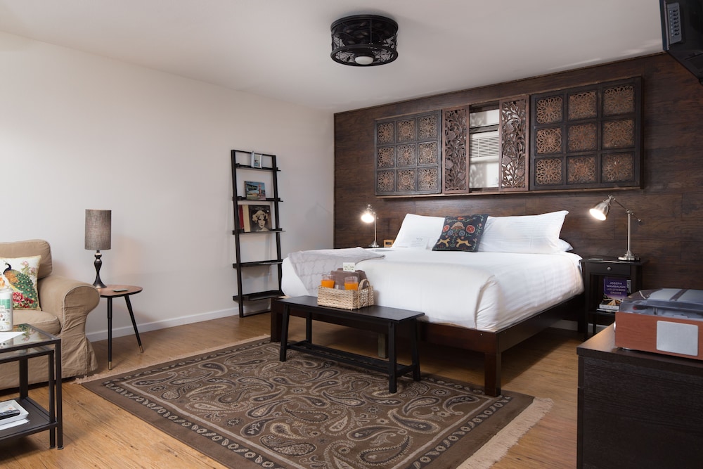 Signature Room, 1 King Bed with Sofa bed, Courtyard View (5) photo 3